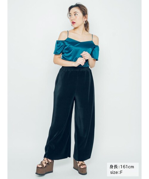 EVRIS（エヴリス）の「サテンオフショルTOPS（トップス・レディース・ホワイト/ブラック/ブルー/カーキ・F）」の6枚目の写真