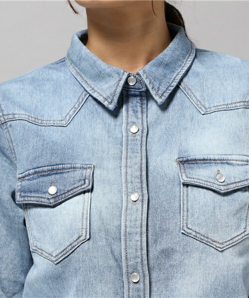 actuel（アクチュエル）の「二重織デニムシャツ（シャツ/ブラウス・レディース・ブルー・FREE）」の5枚目の写真