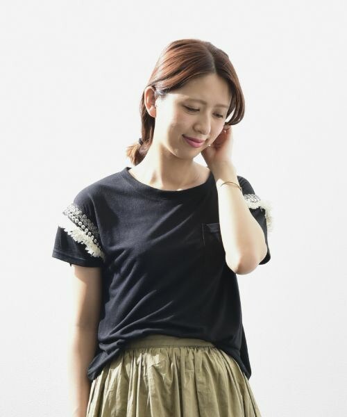 INTERPLANET WINGS(インタープラネットウィング)の「ビジューテープ袖Tシャツ(Tシャツ/カットソー・レディース・オフホワイト/ブラック/カーキ・FREE)」の4枚目の写真