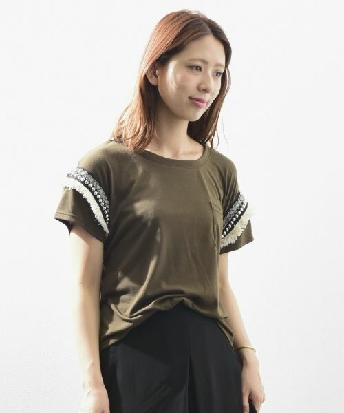 INTERPLANET WINGS(インタープラネットウィング)の「ビジューテープ袖Tシャツ(Tシャツ/カットソー・レディース・オフホワイト/ブラック/カーキ・FREE)」の3枚目の写真