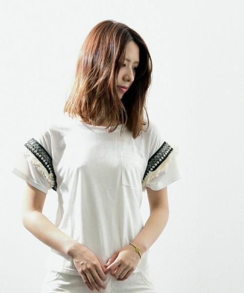 INTERPLANET WINGS(インタープラネットウィング)の「ビジューテープ袖Tシャツ(Tシャツ/カットソー・レディース・オフホワイト/ブラック/カーキ・FREE)」の2枚目の写真