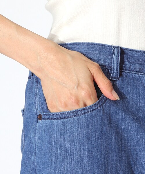 niko and...（ニコアンド）の「8オンスデニムクロプス裾フリンジパンツ（パンツ・ブルー/インディゴ・M/L）」の7枚目の写真