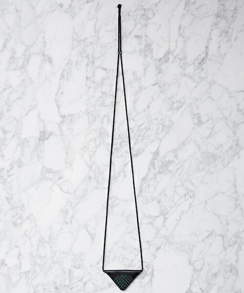 TOGA PULLA（トーガ　プルラ）の「TOGA PULLA マジックトライアングルネックレス（ネックレス・レディース・イエロー/ホワイト/グリーン・FREE）」の4枚目の写真