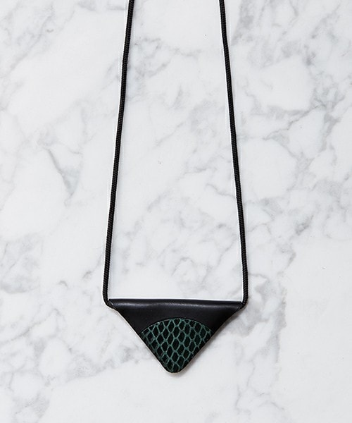 TOGA PULLA（トーガ　プルラ）の「TOGA PULLA マジックトライアングルネックレス（ネックレス・レディース・イエロー/ホワイト/グリーン・FREE）」の3枚目の写真