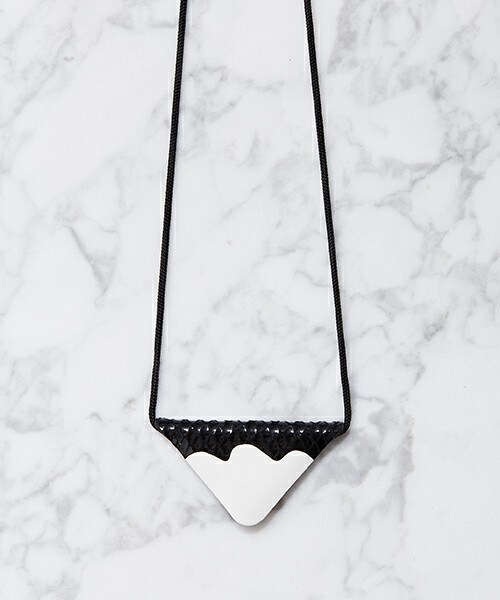 TOGA PULLA（トーガ　プルラ）の「TOGA PULLA マジックトライアングルネックレス（ネックレス・レディース・イエロー/ホワイト/グリーン・FREE）」の2枚目の写真