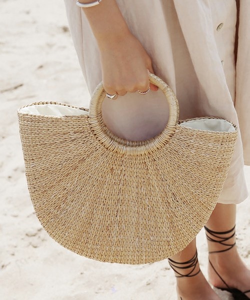 DHOLIC(ディーホリック)の「ハーフムーンストロー巾着バッグ(かごバッグ・レディース・ベージュ・FREE)」の1枚目の写真