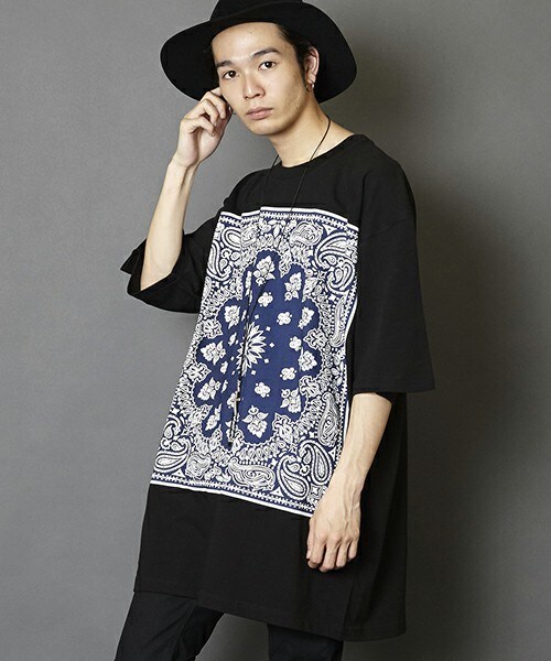 unrelaxing（アンリラクシング）の「ビッグシルエットドロップショルダーバンダナ柄シャツ（Tシャツ/カットソー・メンズ・ホワイト×ブラック/ホワイト×ブルー/ホワイト×ホワイト/ホワイト×レッド/ブラック×ブラック/ブラック×レッド/ブラック×ブルー/ブラック×シルバー・FREE）」の7枚目の写真