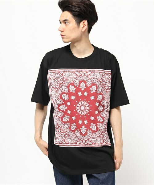unrelaxing（アンリラクシング）の「ビッグシルエットドロップショルダーバンダナ柄シャツ（Tシャツ/カットソー・メンズ・ホワイト×ブラック/ホワイト×ブルー/ホワイト×ホワイト/ホワイト×レッド/ブラック×ブラック/ブラック×レッド/ブラック×ブルー/ブラック×シルバー・FREE）」の6枚目の写真