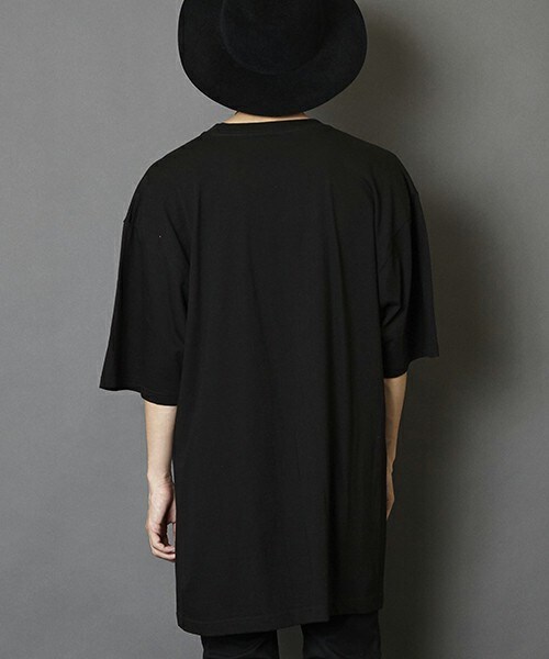 unrelaxing（アンリラクシング）の「ビッグシルエットドロップショルダーバンダナ柄シャツ（Tシャツ/カットソー・メンズ・ホワイト×ブラック/ホワイト×ブルー/ホワイト×ホワイト/ホワイト×レッド/ブラック×ブラック/ブラック×レッド/ブラック×ブルー/ブラック×シルバー・FREE）」の18枚目の写真