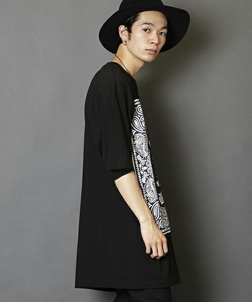 unrelaxing（アンリラクシング）の「ビッグシルエットドロップショルダーバンダナ柄シャツ（Tシャツ/カットソー・メンズ・ホワイト×ブラック/ホワイト×ブルー/ホワイト×ホワイト/ホワイト×レッド/ブラック×ブラック/ブラック×レッド/ブラック×ブルー/ブラック×シルバー・FREE）」の17枚目の写真