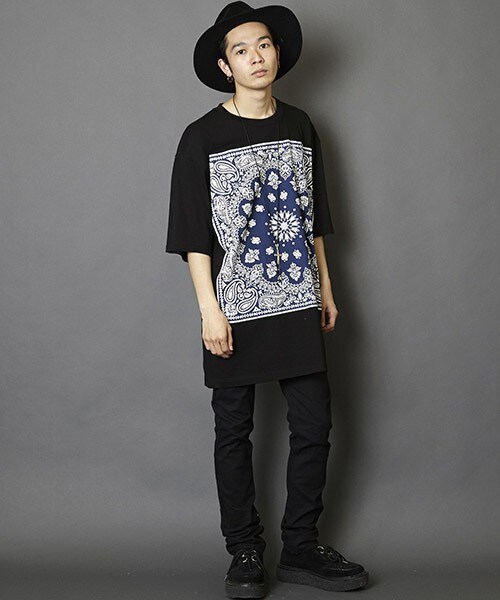 unrelaxing（アンリラクシング）の「ビッグシルエットドロップショルダーバンダナ柄シャツ（Tシャツ/カットソー・メンズ・ホワイト×ブラック/ホワイト×ブルー/ホワイト×ホワイト/ホワイト×レッド/ブラック×ブラック/ブラック×レッド/ブラック×ブルー/ブラック×シルバー・FREE）」の20枚目の写真