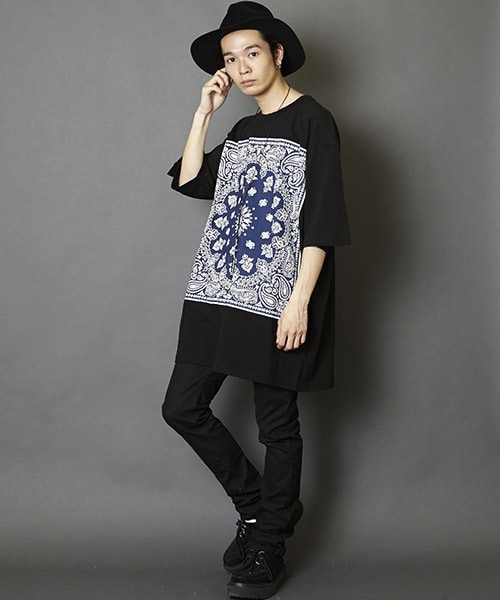 unrelaxing（アンリラクシング）の「ビッグシルエットドロップショルダーバンダナ柄シャツ（Tシャツ/カットソー・メンズ・ホワイト×ブラック/ホワイト×ブルー/ホワイト×ホワイト/ホワイト×レッド/ブラック×ブラック/ブラック×レッド/ブラック×ブルー/ブラック×シルバー・FREE）」の19枚目の写真