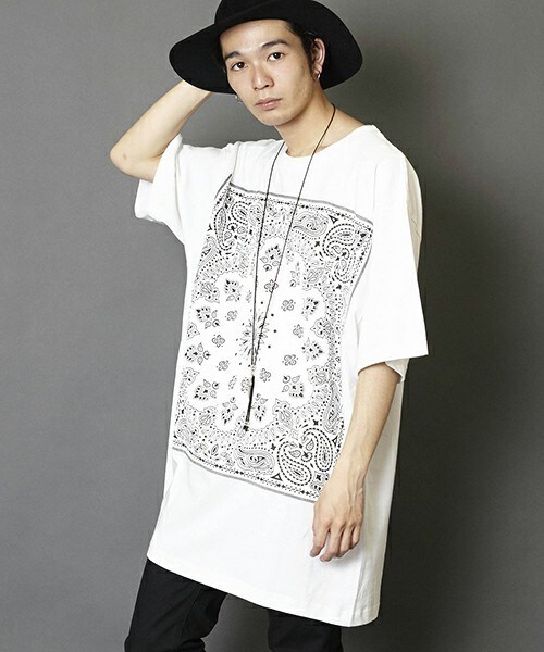 unrelaxing（アンリラクシング）の「ビッグシルエットドロップショルダーバンダナ柄シャツ（Tシャツ/カットソー・メンズ・ホワイト×ブラック/ホワイト×ブルー/ホワイト×ホワイト/ホワイト×レッド/ブラック×ブラック/ブラック×レッド/ブラック×ブルー/ブラック×シルバー・FREE）」の4枚目の写真