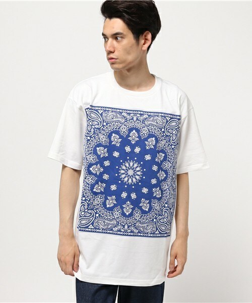 unrelaxing（アンリラクシング）の「ビッグシルエットドロップショルダーバンダナ柄シャツ（Tシャツ/カットソー・メンズ・ホワイト×ブラック/ホワイト×ブルー/ホワイト×ホワイト/ホワイト×レッド/ブラック×ブラック/ブラック×レッド/ブラック×ブルー/ブラック×シルバー・FREE）」の3枚目の写真