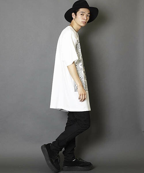 unrelaxing（アンリラクシング）の「ビッグシルエットドロップショルダーバンダナ柄シャツ（Tシャツ/カットソー・メンズ・ホワイト×ブラック/ホワイト×ブルー/ホワイト×ホワイト/ホワイト×レッド/ブラック×ブラック/ブラック×レッド/ブラック×ブルー/ブラック×シルバー・FREE）」の14枚目の写真