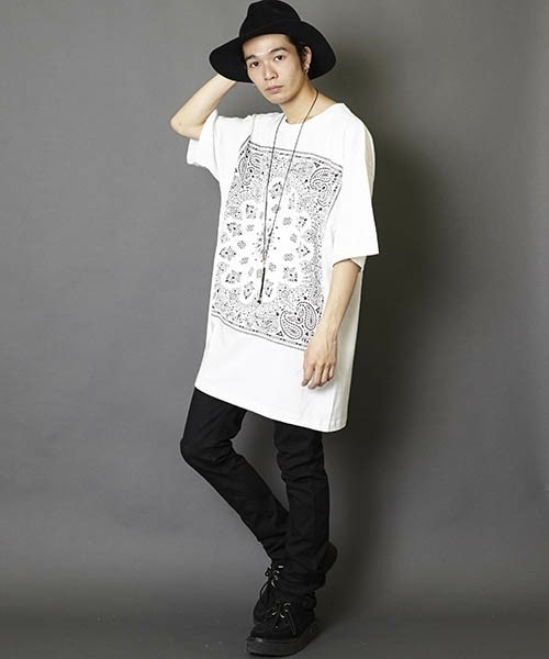 unrelaxing（アンリラクシング）の「ビッグシルエットドロップショルダーバンダナ柄シャツ（Tシャツ/カットソー・メンズ・ホワイト×ブラック/ホワイト×ブルー/ホワイト×ホワイト/ホワイト×レッド/ブラック×ブラック/ブラック×レッド/ブラック×ブルー/ブラック×シルバー・FREE）」の12枚目の写真