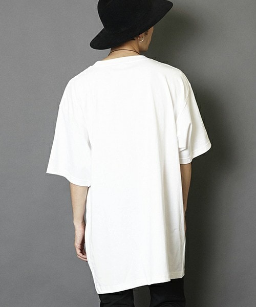 unrelaxing（アンリラクシング）の「ビッグシルエットドロップショルダーバンダナ柄シャツ（Tシャツ/カットソー・メンズ・ホワイト×ブラック/ホワイト×ブルー/ホワイト×ホワイト/ホワイト×レッド/ブラック×ブラック/ブラック×レッド/ブラック×ブルー/ブラック×シルバー・FREE）」の11枚目の写真