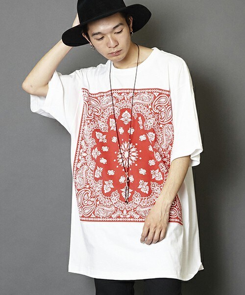 unrelaxing（アンリラクシング）の「ビッグシルエットドロップショルダーバンダナ柄シャツ（Tシャツ/カットソー・メンズ・ホワイト×ブラック/ホワイト×ブルー/ホワイト×ホワイト/ホワイト×レッド/ブラック×ブラック/ブラック×レッド/ブラック×ブルー/ブラック×シルバー・FREE）」の2枚目の写真