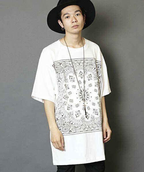 unrelaxing（アンリラクシング）の「ビッグシルエットドロップショルダーバンダナ柄シャツ（Tシャツ/カットソー・メンズ・ホワイト×ブラック/ホワイト×ブルー/ホワイト×ホワイト/ホワイト×レッド/ブラック×ブラック/ブラック×レッド/ブラック×ブルー/ブラック×シルバー・FREE）」の9枚目の写真