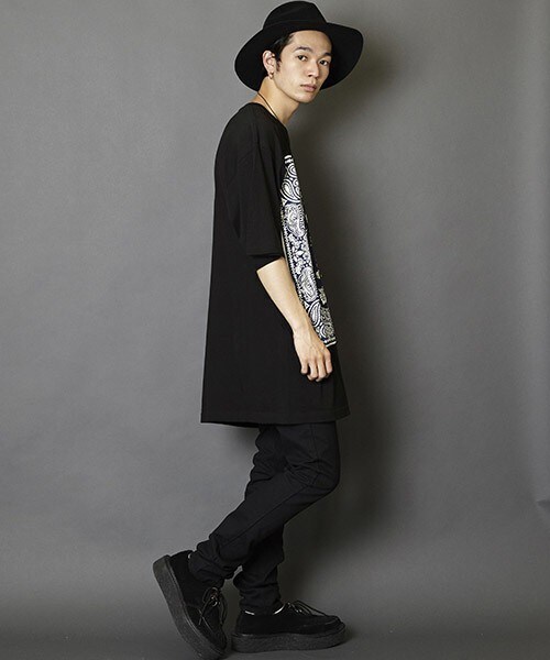 unrelaxing（アンリラクシング）の「ビッグシルエットドロップショルダーバンダナ柄シャツ（Tシャツ/カットソー・メンズ・ホワイト×ブラック/ホワイト×ブルー/ホワイト×ホワイト/ホワイト×レッド/ブラック×ブラック/ブラック×レッド/ブラック×ブルー/ブラック×シルバー・FREE）」の21枚目の写真