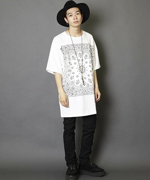 unrelaxing（アンリラクシング）の「ビッグシルエットドロップショルダーバンダナ柄シャツ（Tシャツ/カットソー・メンズ・ホワイト×ブラック/ホワイト×ブルー/ホワイト×ホワイト/ホワイト×レッド/ブラック×ブラック/ブラック×レッド/ブラック×ブルー/ブラック×シルバー・FREE）」の13枚目の写真