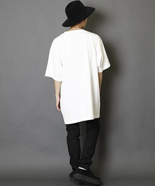 unrelaxing（アンリラクシング）の「ビッグシルエットドロップショルダーバンダナ柄シャツ（Tシャツ/カットソー・メンズ・ホワイト×ブラック/ホワイト×ブルー/ホワイト×ホワイト/ホワイト×レッド/ブラック×ブラック/ブラック×レッド/ブラック×ブルー/ブラック×シルバー・FREE）」の15枚目の写真