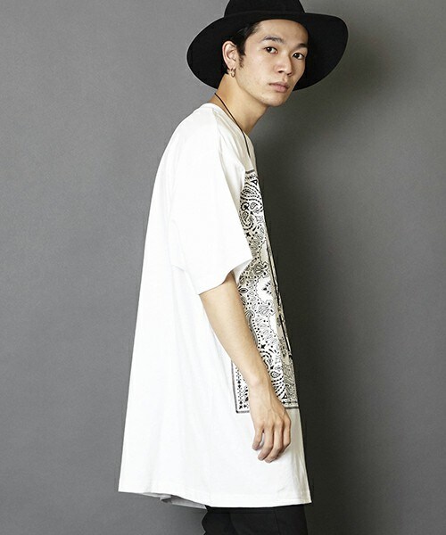 unrelaxing（アンリラクシング）の「ビッグシルエットドロップショルダーバンダナ柄シャツ（Tシャツ/カットソー・メンズ・ホワイト×ブラック/ホワイト×ブルー/ホワイト×ホワイト/ホワイト×レッド/ブラック×ブラック/ブラック×レッド/ブラック×ブルー/ブラック×シルバー・FREE）」の10枚目の写真