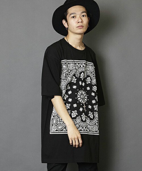 unrelaxing（アンリラクシング）の「ビッグシルエットドロップショルダーバンダナ柄シャツ（Tシャツ/カットソー・メンズ・ホワイト×ブラック/ホワイト×ブルー/ホワイト×ホワイト/ホワイト×レッド/ブラック×ブラック/ブラック×レッド/ブラック×ブルー/ブラック×シルバー・FREE）」の5枚目の写真