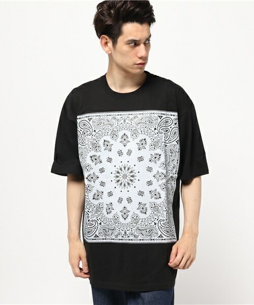 unrelaxing（アンリラクシング）の「ビッグシルエットドロップショルダーバンダナ柄シャツ（Tシャツ/カットソー・メンズ・ホワイト×ブラック/ホワイト×ブルー/ホワイト×ホワイト/ホワイト×レッド/ブラック×ブラック/ブラック×レッド/ブラック×ブルー/ブラック×シルバー・FREE）」の8枚目の写真