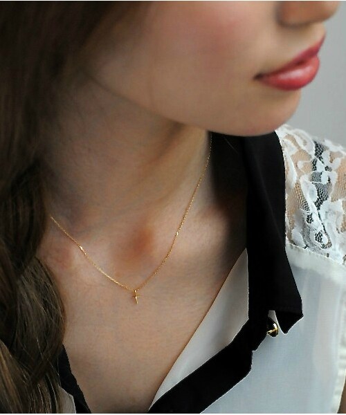 pinacoteca（ピナコテーカ）の「ピナコテーカ 418 ミルグレイン ミル打ち クロス ネックレス（ネックレス・レディース・ゴールド・40cm）」の2枚目の写真