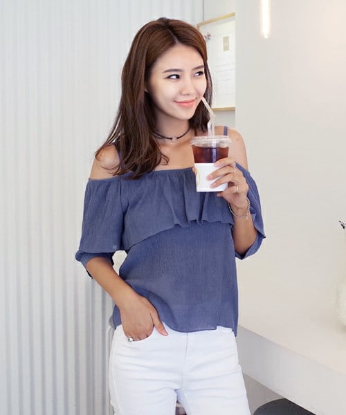 DHOLIC（ディーホリック）の「ラッフルオフショルダーリンクルブラウス（シャツ/ブラウス・レディース・ブラック/アイボリー/カーキグレー/ピンク/ディープスカイブルー・FREE）」の4枚目の写真