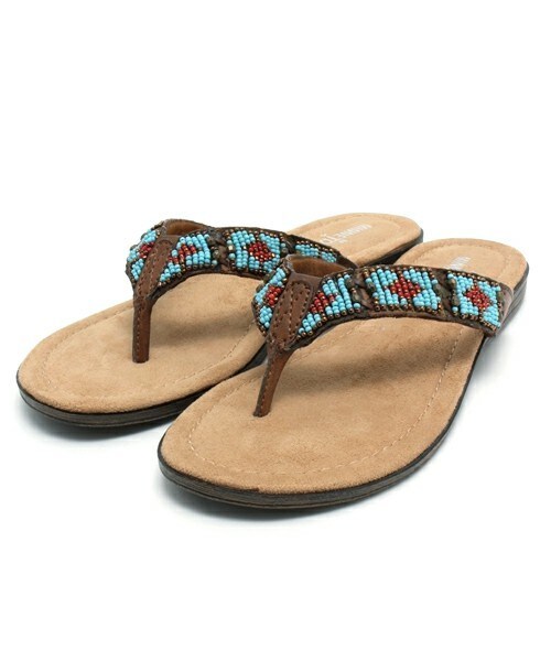 Minnetonka(ミネトンカ)の「【MINNETONKA】ビーズサンダル(サンダル・レディース・ブラウン/ベージュ・SMALL/MEDIUM/LARGE)」の2枚目の写真