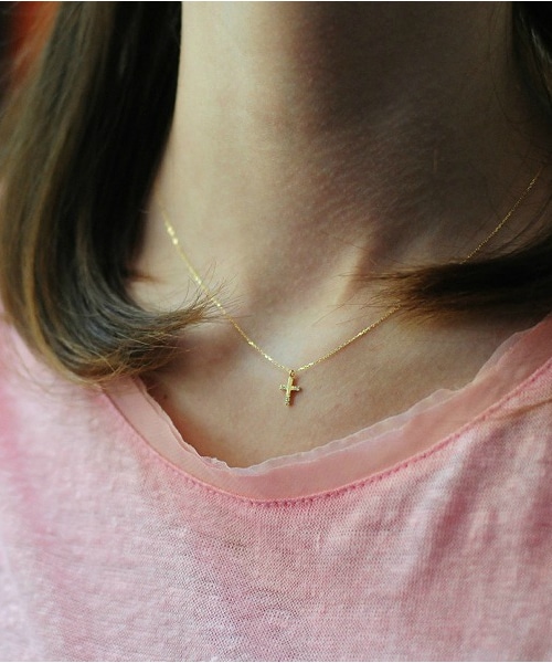 les desseins de DIEU（レデッサンドゥデュー）の「レ デッサン ドゥ デュー 717 アシンメトリー フラット クロス ネックレス（ネックレス・レディース・ゴールド・40cm）」の2枚目の写真