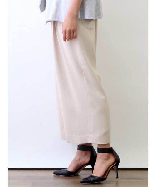 qualite(カリテ)の「ドレープタックパンツ【予約】(パンツ・レディース・ブラック/ベージュ・1/2)」の4枚目の写真