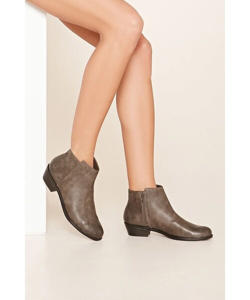 FOREVER 21（フォーエバー トゥエンティーワン）の「FOREVER 21 Faux Leather Chelsea Boots（ブーツ・レディース・Black/Brown/Gray・5.5/6/6.5/7/7.5/8/8.5/9/10）」の16枚目の写真