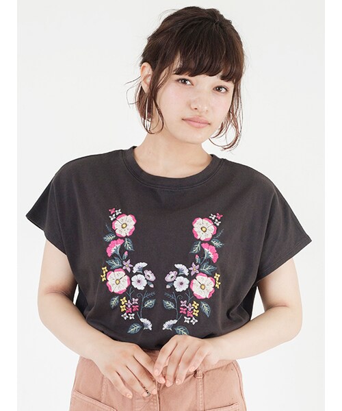 w closet(ダブルクローゼット)の「刺繍入りフレンチスリーブプルオーバー(トップス・レディース・オフホワイト/プラム/スミクロ・FREE)」の4枚目の写真