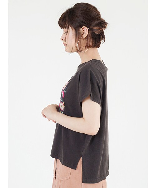w closet(ダブルクローゼット)の「刺繍入りフレンチスリーブプルオーバー(トップス・レディース・オフホワイト/プラム/スミクロ・FREE)」の5枚目の写真