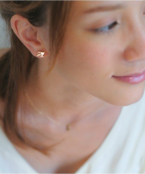 two ply（トゥープライ）の「トゥー プライ 372 リボン キトゥン ネコ スタッド ピアス（ピアス（両耳用）・レディース・ゴールド・Free）」の2枚目の写真