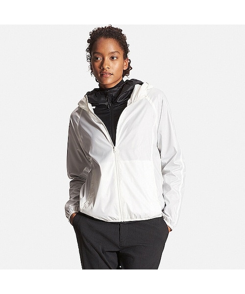 UNIQLO(ユニクロ)の「WOMEN ライトポケッタブルパーカ(ブルゾン・レディース・NAVY 69/LIGHT GRAY 02/BLACK 09/PINK 12/WHITE 00/OLIVE 57/GREEN 51/BLUE 62/BLUE 67/BEIGE 32・XXL/M/L/3XL/XL/XS/S)」の2枚目の写真
