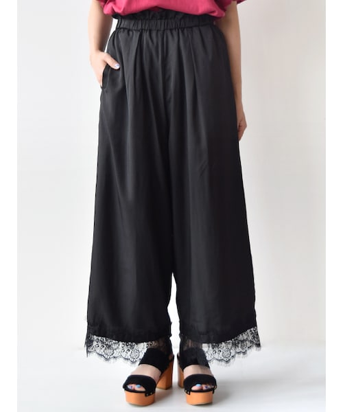 w closet(ダブルクローゼット)の「裾レース付きサテンパンツ(パンツ・レディース・Lグレー/ボルドー/ブラック・FREE)」の4枚目の写真