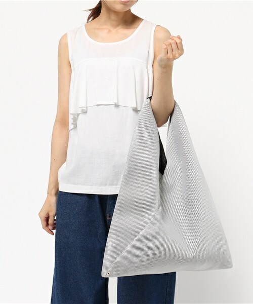 MM6 Maison Margiela（ｴﾑｴﾑｼｯｸｽ ﾒｿﾞﾝ ﾏﾙｼﾞｪﾗ）の「MM6 Maison Margiela メッシュバッグ（ハンドバッグ・レディース・ブラック/ライトグレー/ブルー・FREE）」の10枚目の写真