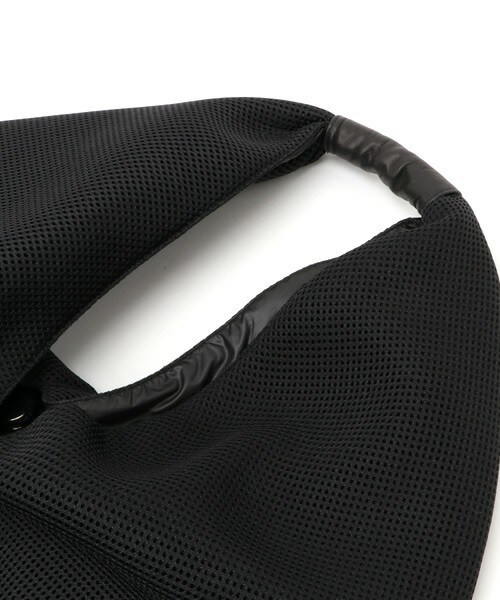 MM6 Maison Margiela（ｴﾑｴﾑｼｯｸｽ ﾒｿﾞﾝ ﾏﾙｼﾞｪﾗ）の「MM6 Maison Margiela メッシュバッグ（ハンドバッグ・レディース・ブラック/ライトグレー/ブルー・FREE）」の5枚目の写真