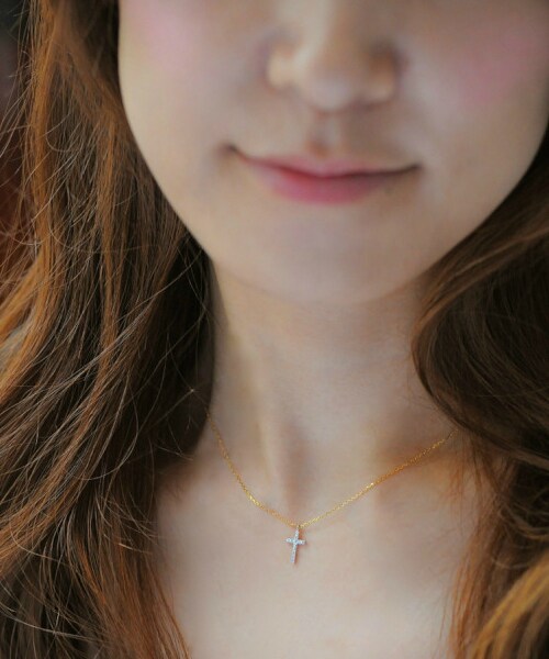 les desseins de DIEU（レデッサンドゥデュー）の「レ デッサン ドゥ デュー 516 シンプル クロス ダイヤモンド ネックレス K18WG&K18YG（ネックレス・レディース・ゴールド・40cm）」の2枚目の写真