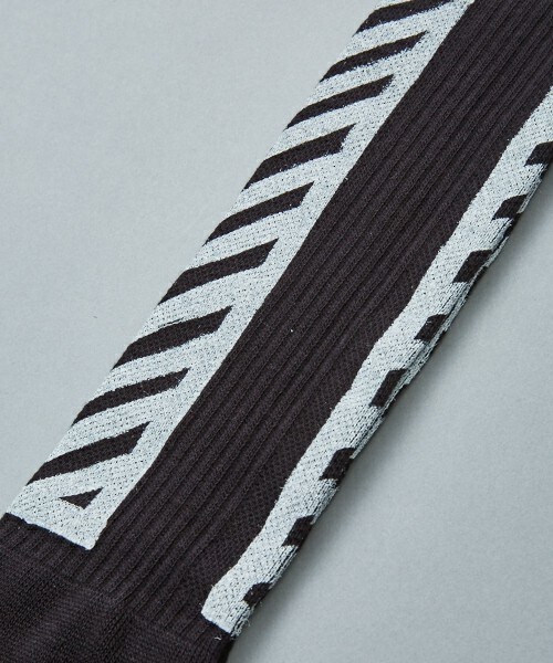 off white（オフホワイト）の「OFF WHITE 『BRUSHED DIAGONALS』ソックス（ソックス/靴下・メンズ・ブラック/ローズ・FREE）」の5枚目の写真