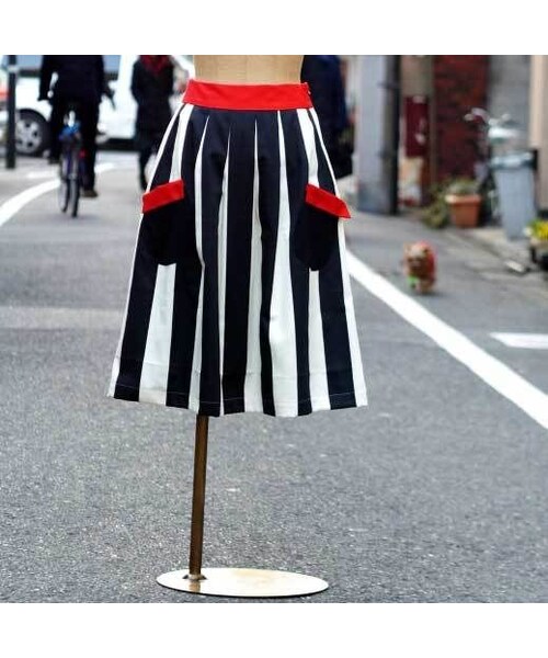 NIRAME.CO（ニラメッコ）の「お手伝いスカート　ストライプ×レッド（スカート・レディース・その他）」の4枚目の写真