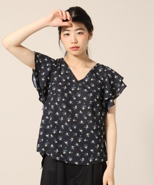 LOWRYS FARM(ローリーズファーム)の「PソデフリルVネックプルオーバー(トップス・オフ/ブラック/花柄ブラウン/花柄・M/L)」の4枚目の写真