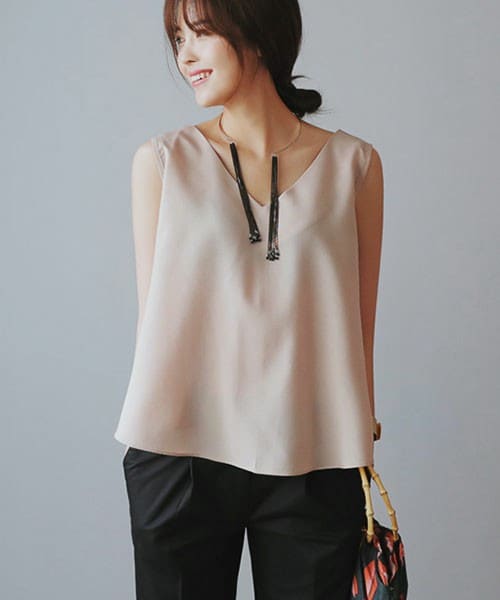 DHOLIC(ディーホリック)の「Vネッククロップドフレアブラウス(シャツ/ブラウス・レディース・ホワイト/ブラック/ベージュ/レッドパープル/ディープピンク/グリーン・FREE)」の4枚目の写真