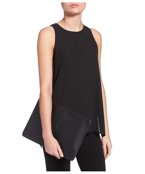 GIVENCHY(ジバンシイ)の「Givenchy 'Large Classic' Logo Debossed Leather Pouch(クラッチバッグ・レディース・Black・Regular)」の2枚目の写真