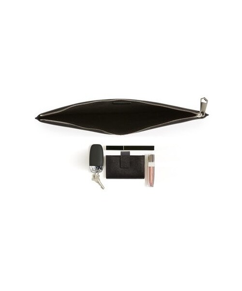 GIVENCHY(ジバンシイ)の「Givenchy 'Large Classic' Logo Debossed Leather Pouch(クラッチバッグ・レディース・Black・Regular)」の7枚目の写真