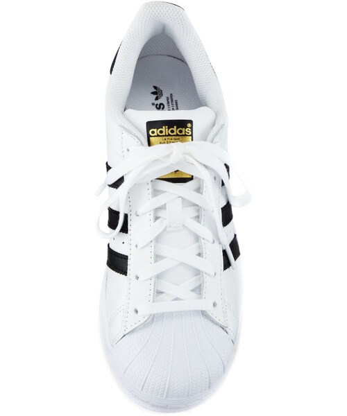 adidas（アディダス）の「adidas Superstar Classic Sneaker, Black/White（スニーカー・レディース・White・7B/37EU/6B/36EU/8B/38EU/7.5B/37.5EU/9.5B/39.5EU/9B/39EU/10.5B/40.5EU/6.5B/36.5EU/11B/41EU/5.5B/35.5EU/8.5B/38.5EU/10B/40EU/5B/35EU）」の5枚目の写真
